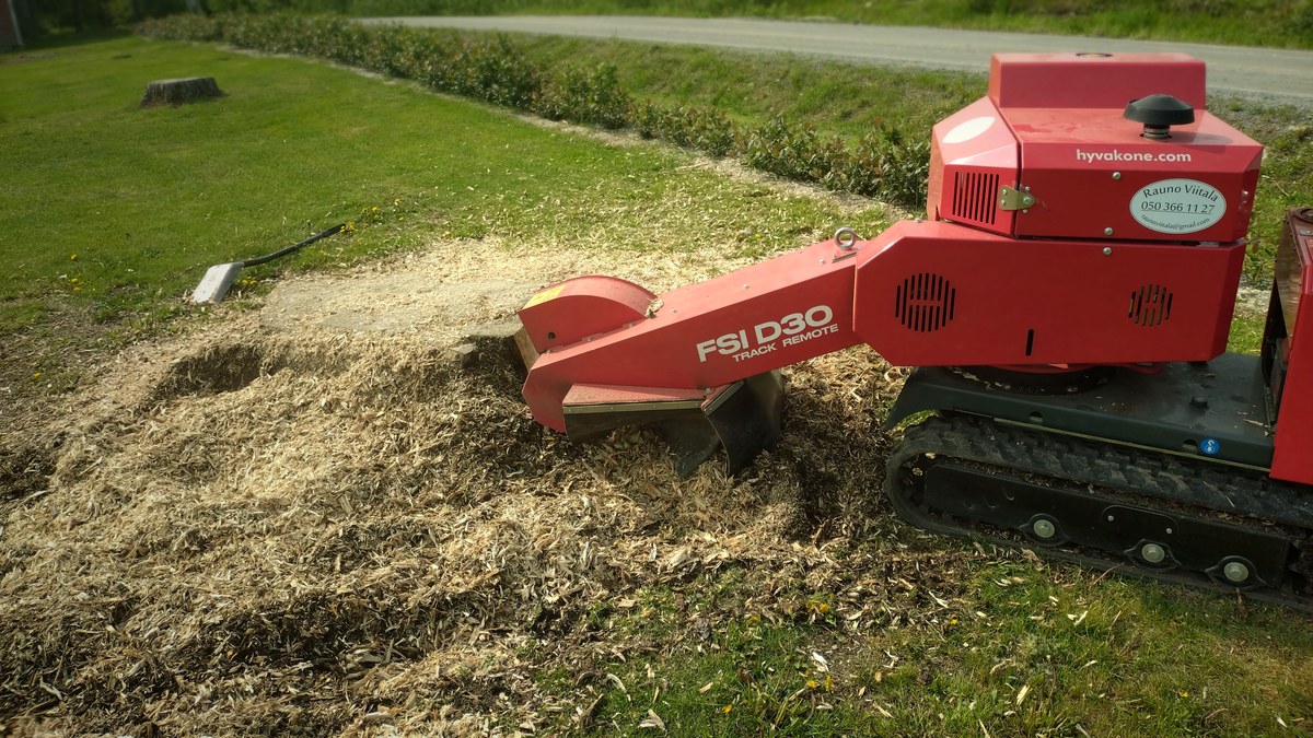 FSI D30 Track Remote -kantojyrsin työssä